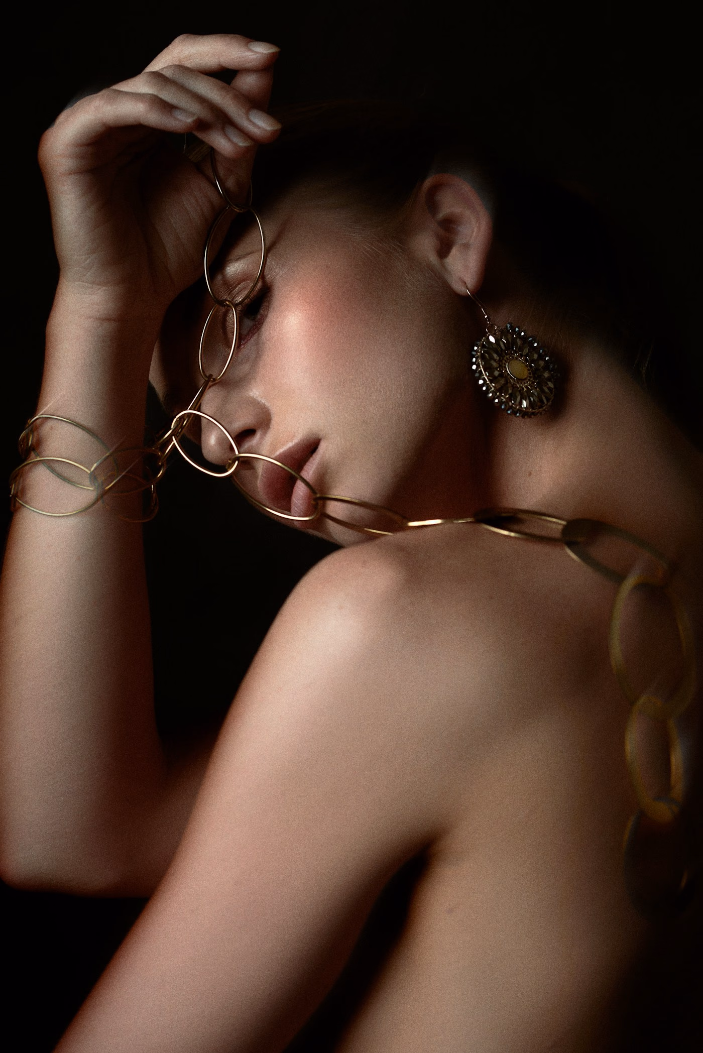 Mulher com brinco dourado, luz dramática